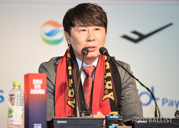 <b>기성용</b> 잔류 요청한 김기동 감독 "함께 하고 싶었던 선수... 빨리 <b>재계약</b>...