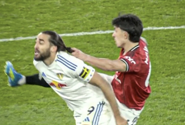 "역사상 최악의 판정 중 하나" 맨유 리산드로 '머리끄덩이' 퇴장에 캐릭 격분