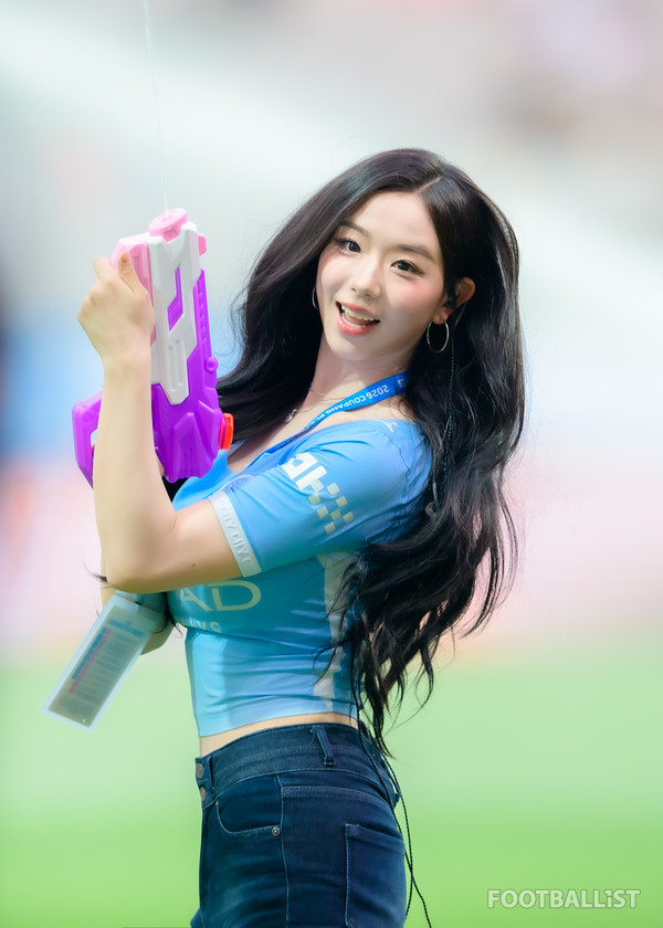 [포토] <b>트리플에스 김채연</b>, '축구장도 <b>워터밤</b>으로'