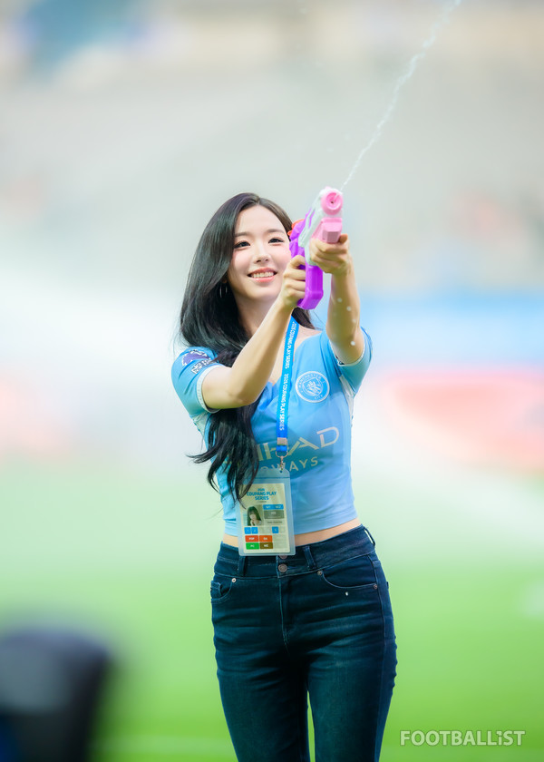 [포토] <b>워터밤</b> 여신 <b>김채연</b>, 축구장 열기 식히라고 했더니 '팬심 방화'