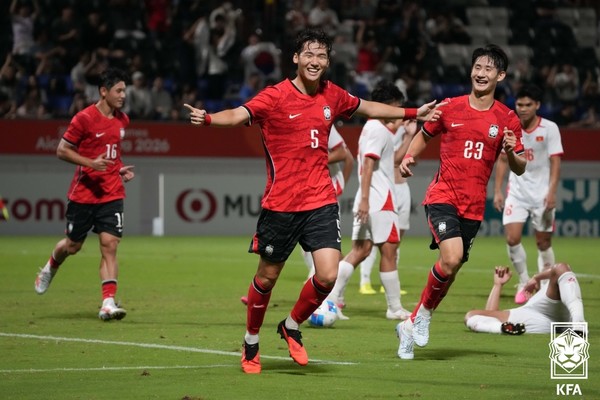 김지수(가운데, 아시안게임 대표팀). 대한축구협회 제공