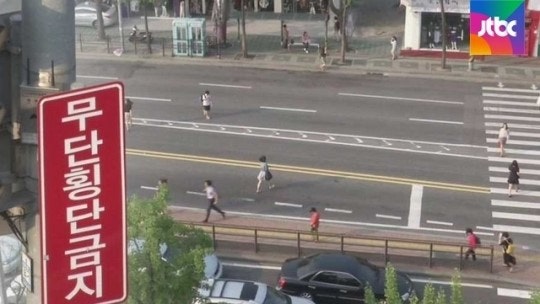 '<b>홍대</b> 스타일' <b>무단횡단</b>?…운전자 놀래키는 보행자들