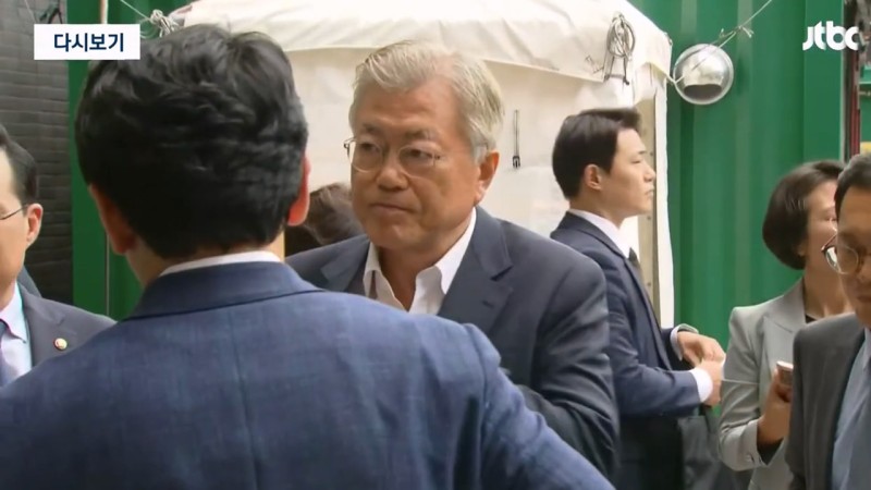 <b>문재인</b> 전 대통령, '병상 단식' 이재명 대표 방문…비공개 병문안