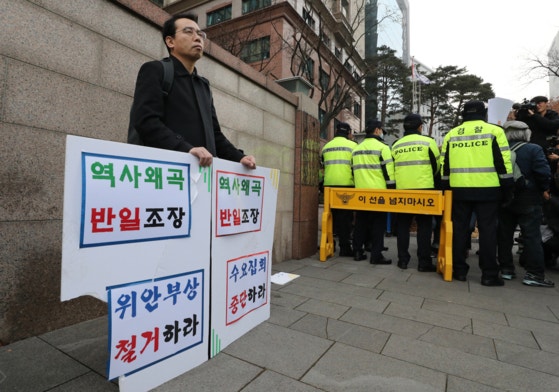 <b>반일종족주의</b> 저자 <b>이우연</b> 시민 주먹 폭행 벌금 500만원 확정…“정당방위 아...