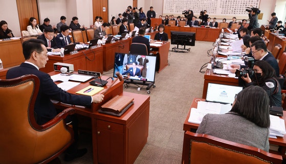 '개 식용 <b>금지법</b>' <b>법사위</b> 통과…도살시 3년, 유통해도 최대 2년 징역