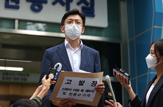 '<b>성희롱</b> 논란' <b>현근택</b> 민주연구원 부원장, 총선 불출마
