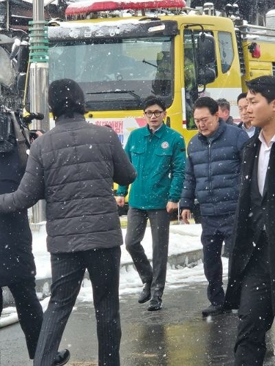 윤 <b>대통령</b>, <b>한동훈</b>과 나란히 서천 화재 현장 방문
