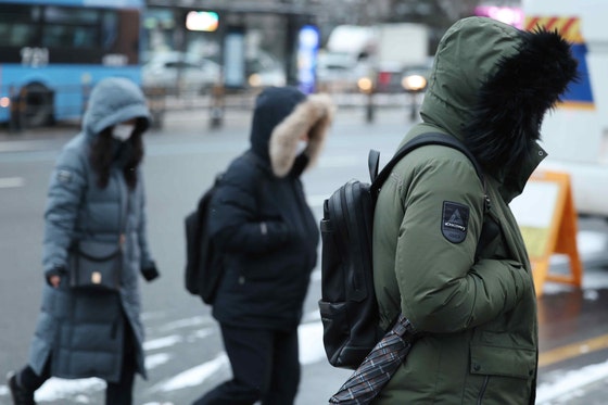 서울 '영하 9도' 등 전국 곳곳 <b>출근길 강추위</b>…제주·울릉도 눈