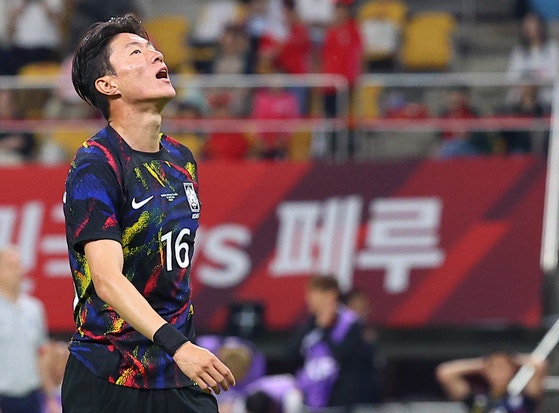 '불법 촬영 <b>혐의</b>' <b>황의조</b> 불구속 <b>송치</b>…피해자 2차 가해 <b>혐의</b>도