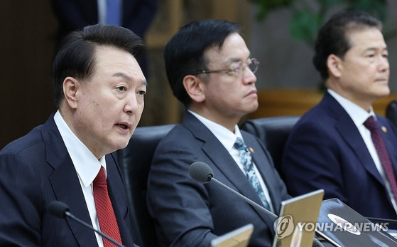 윤 <b>대통령</b> "국민 생명권 침해하는 불법 <b>집단행동</b> 허용 안돼"