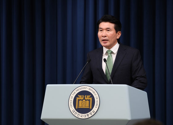 '기자 회칼 <b>테러</b>' 발언 <b>황상무</b> "심려 끼친 점 <b>사과</b>"