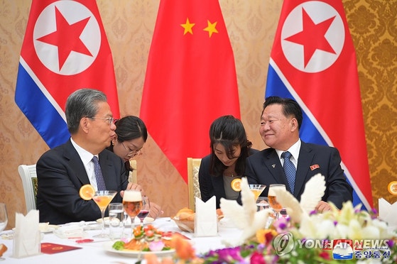 <b>자오러지</b> 만난 <b>김정은</b> "북·중 관계 새 장 쓸 것"