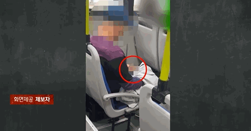 한 승객이 버스에서 음란 행위를 한 후 옷으로 가린 모습.〈영상=JTBC '사건반장'〉