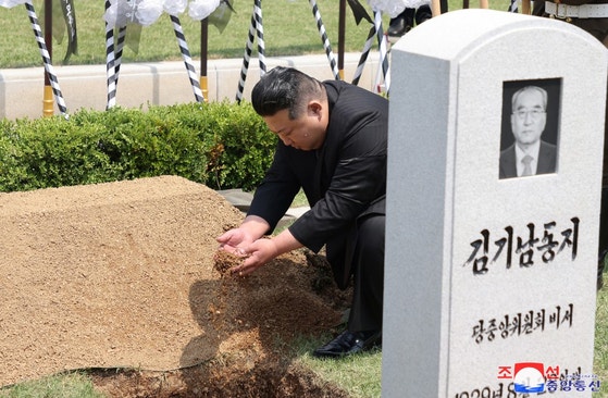 [온라인]'북한 괴벨스' <b>김기남 영결식</b>...<b>김정은</b> 장지까지 동행