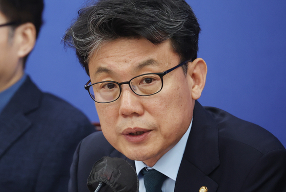 In relation to the 'livelihood recovery support fund' that gives 25,000 won per person, Jin Sung-joon, the chairman of the Democratic Party's policy committee, stated that selective distribution could also be considered. (Photo=Yonhap News)