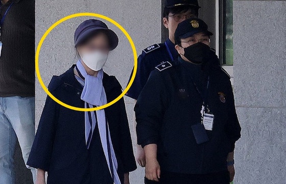 '윤 <b>대통령 장모</b>' 최은순 씨 <b>가석방</b> 출소…마스크 쓴 채 '묵묵부답'