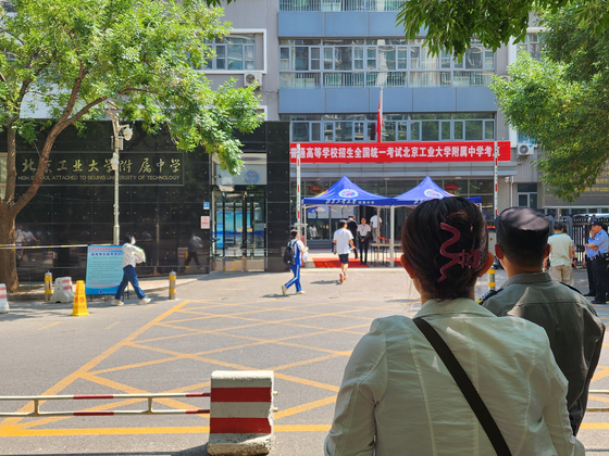 8日，由中國大學入學考試Kaokao舉行的北京大學高中正門的父母正在看高中的正門。通訊員李do -Sung。