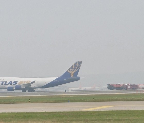 <b>화물기</b> 착륙하다 <b>타이어</b> '펑'…<b>인천공항</b> 제1활주로 운영 중단