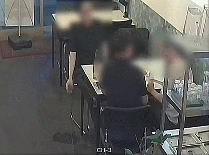 7일 대구의 한 치킨집에서 남성이 고의로 맥주를 바닥에 쏟는 모습이 CCTV에 찍혔다.〈영상='아프니까 사장이다' 카페〉