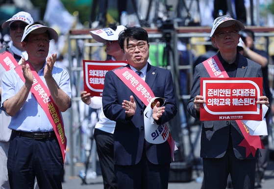 <b>의협</b> '<b>무기한 휴진</b>'에 불협화음…경기의사회장 "처음 들어"
