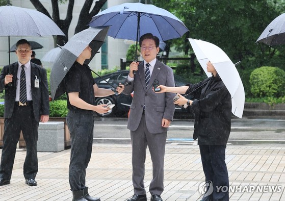 <b>이재명</b>, '<b>법카</b> 유용 의혹' 소환 통보에 "치졸한 폭력·보복행위"