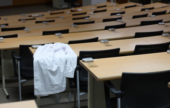 '수업 거부' <b>의대생</b>, 내년 2월까지 <b>유급</b> 안 시킨다