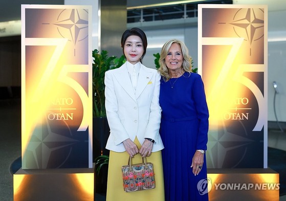 김건희 여사, 나토 배우자 프로그램 참석...질 <b>바이든 여사</b>와 재회