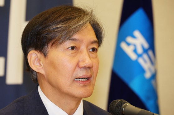 <b>김여사 비공개 조사</b> 논란에…조국 "중전마마 넘어 여제<b>조사</b>"