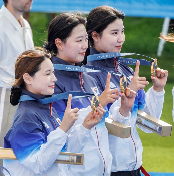 한국 여자 양궁, '<b>올림픽 10연패</b>' <b>신화</b>…중국 누르고 금메달