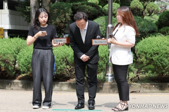“죽도록 노력할 것” '회생신청' <b>티몬</b>ㆍ위메프 <b>대표</b> 법원 출석