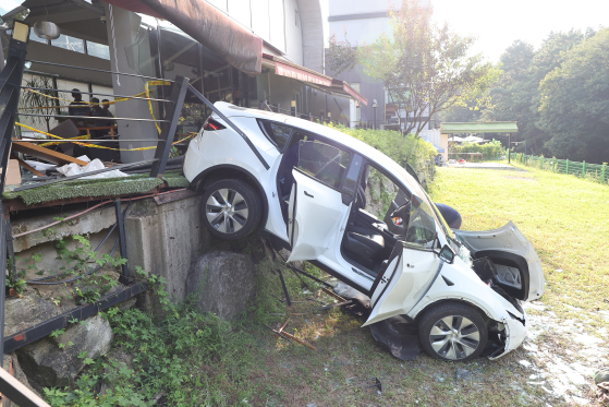 On the afternoon of the 14th, a car driven by a woman in her 60s crashed into a cafe building in Gogi-dong, Suji-gu, Yongin, Gyeonggi Province, and remained stopped. About 10 people were injured in the accident and are receiving hospital treatment. 〈Photo= Yonhap News〉