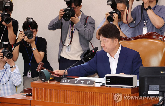On the 20th, at a meeting of the Land and Transportation Committee of the National Assembly, Representative Kwon Young-jin of the People Power Party, the chairman of the subcommittee, is deliberating on a bill to amend the special law for supporting victims of lease fraud and housing stability, tapping a gavel. (Photo=Yonhap News)