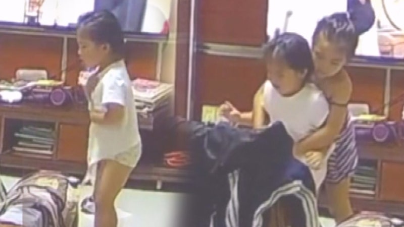 <b>3살 동생</b> <b>사탕</b> 먹다가 '컥'…6살 언니 기지로 위기 탈출 [소셜픽]