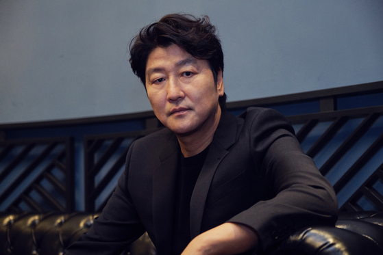 드라마 내부자들에서 하차한 배우 송강호의 근접 사진, 검은 정장을 입고 있는 모습