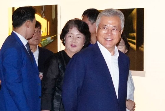 문 전 <b>대통령</b>, 2년 연속 <b>광주</b>비엔날레 관람…"<b>광주</b>의 자랑"