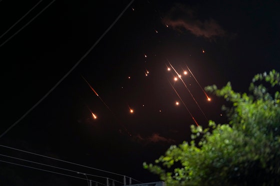 <b>이란</b>, <b>이스라엘</b>에 <b>미사일</b> 200발 발사…"보복 작전"