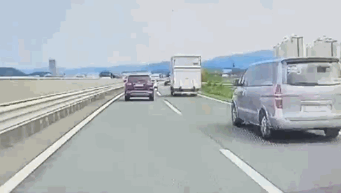 ブラックボックス車が停まった車とぶつかる姿. 〈映像=JTBC 