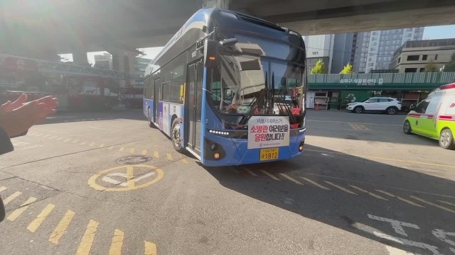 '간식버스' 된 시내버스...<b>서울버스조합</b>, 소방관 응원 활동 '시동'