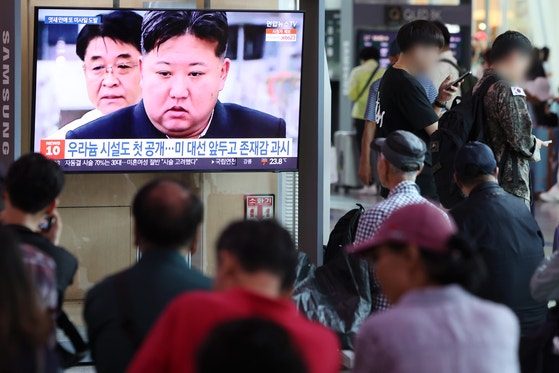 "북한, <b>동해상으로</b> 탄도미사일…고각으로 <b>발사</b>돼 1000 비행"