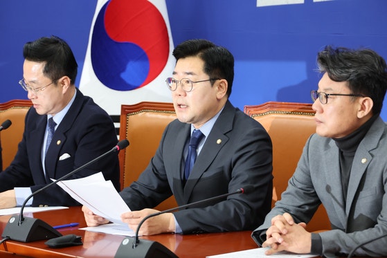 박찬대 "김여사 특검법 재표결 반대하면 몰락…<b>한동훈</b> 협조하라"