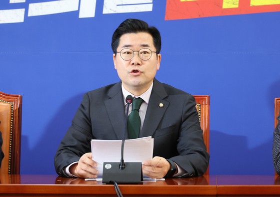 <b>박찬대</b> "가상자산 과세 2년 유예 동의…제도 정비 필요"