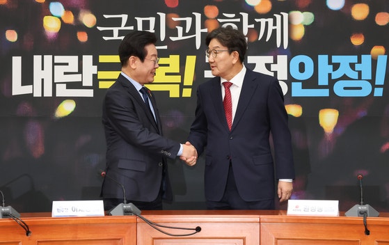<b>권성동</b> "대통령 중심제 재검토해야"…<b>이재명</b> "<b>민생</b> 추경해야"