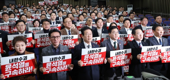 민주 "한덕수 권한대행 <b>탄핵안</b> 오늘 <b>발의</b>…26일 본회의 보고"