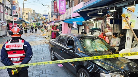 경찰, 목동 <b>깨비시장 돌진</b> 70대 <b>운전자</b> "<b>치매</b> 진단" 진술 확보