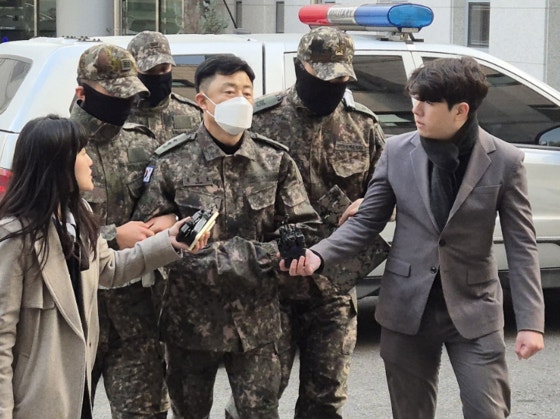 검찰, '롯데리아 회동' <b>문상호 정보사령관 구속기소</b>