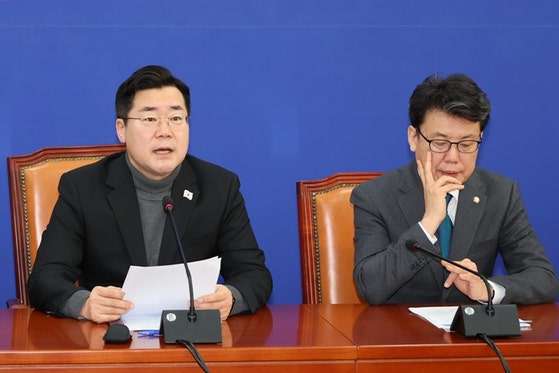 <b>박찬대</b> "국힘, <b>내란</b>수괴 윤석열 면회…<b>내란 공범</b> 자인한 것"