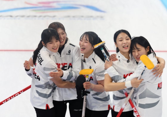 한국 <b>여자 컬링</b>, '10전 전승'으로 동계AG <b>금메달</b>