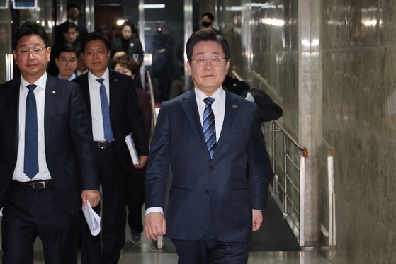 <b>이재명</b> “헌재 선고 지연 이해 안 돼…많은 국민 잠 못 들어”