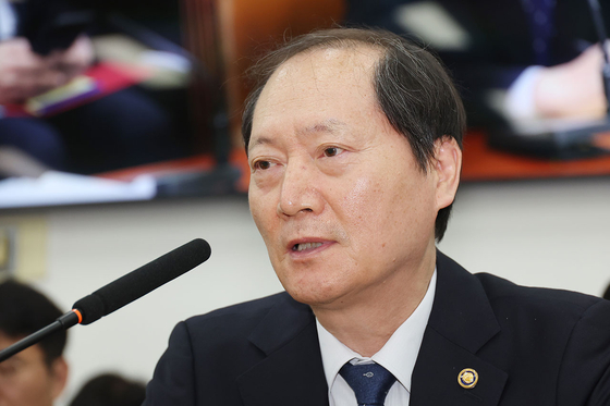 (서울=연합뉴스) 9일 서울 여의도 국회에서 열린 법제사법위원회 전체회의에서 이완규 법제처장이 질문에 답하고 있다.