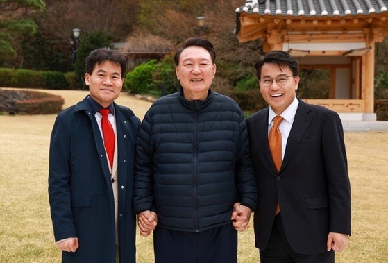 한국사 강사 전한길 씨, 윤석열 전 대통령, 윤상현 국민의힘 의원(왼쪽부터). 〈사진=전한길뉴스 홈페이지 캡처〉